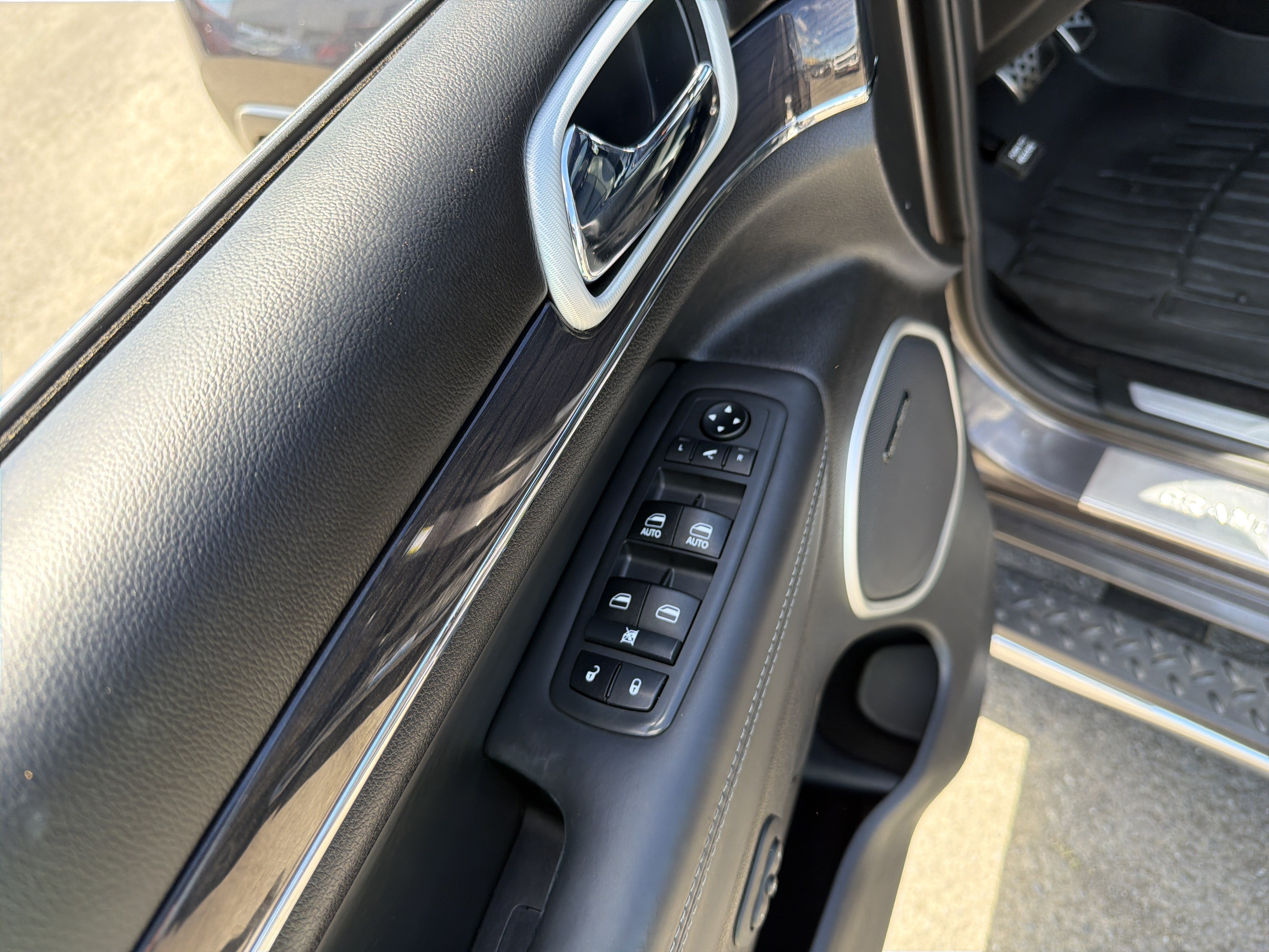 Used 2019 Jeep Grand Cherokee Overland AWD/4WD image 12
