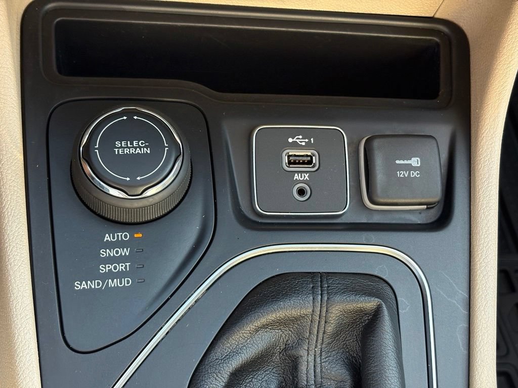 Used 2019 Jeep Cherokee Latitude w/ Popular Appearance Group AWD/4WD image 14