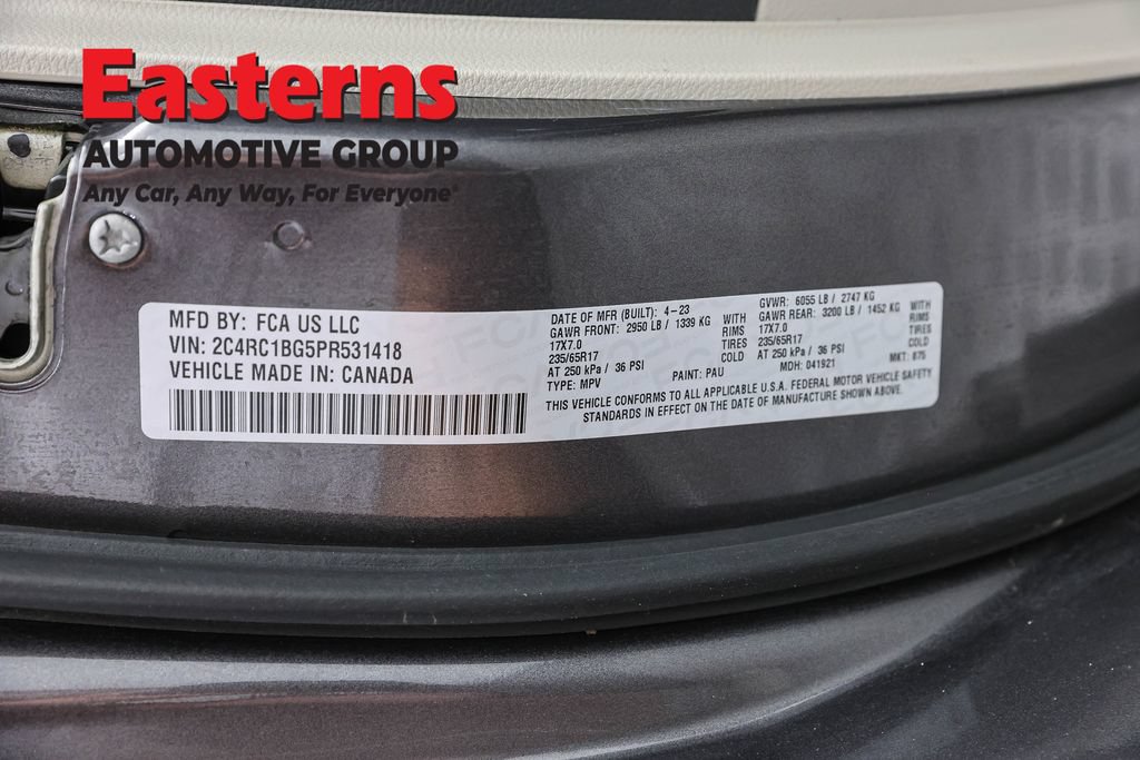 Used 2023 Chrysler Pacifica Touring-L FWD image 37