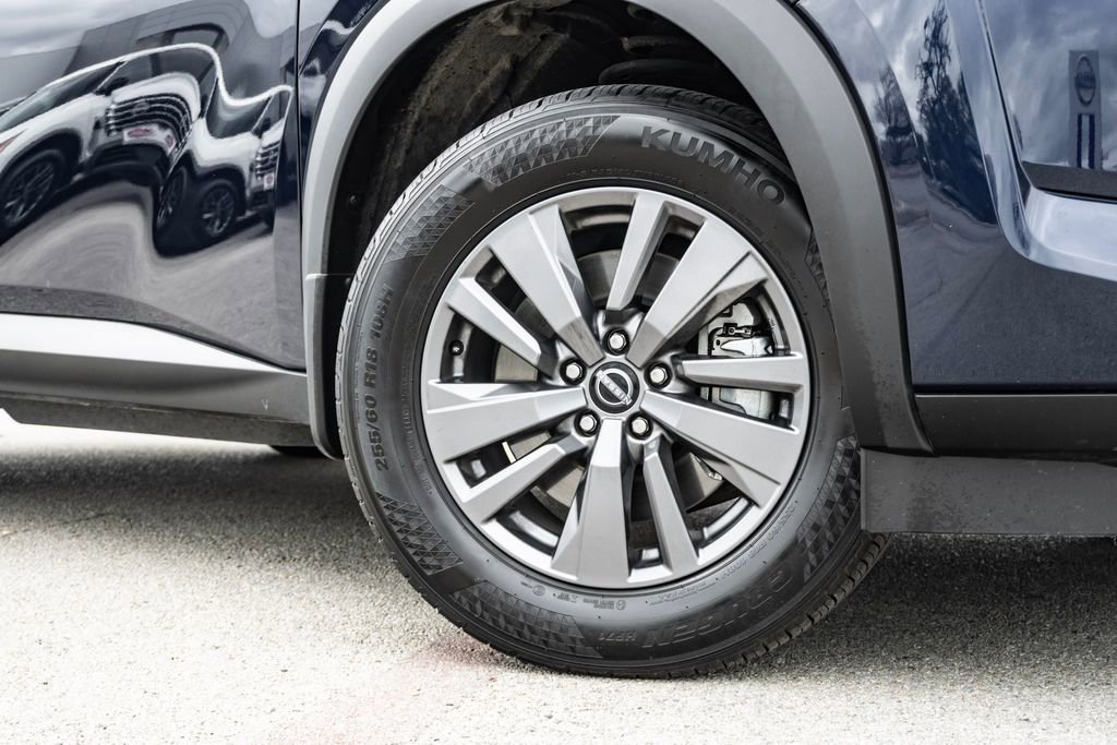 Used 2025 Nissan Pathfinder SV image 2