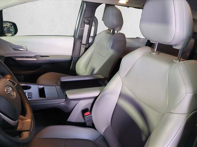 Used 2025 Toyota Sienna XLE FWD image 16