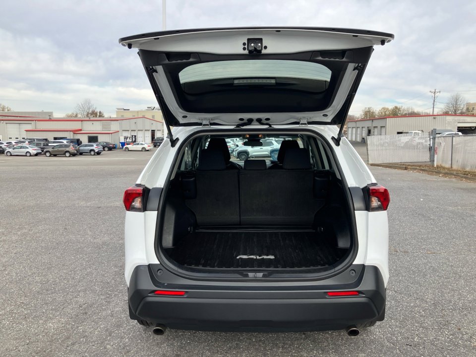 Used 2021 Toyota RAV4 LE image 17