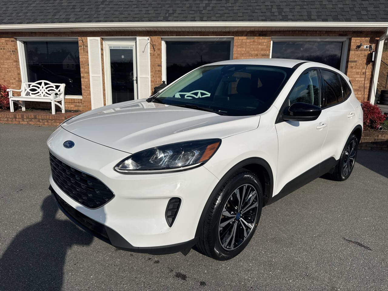 Used 2022 Ford Escape SE w/ SE Sport Appearance Package image 3