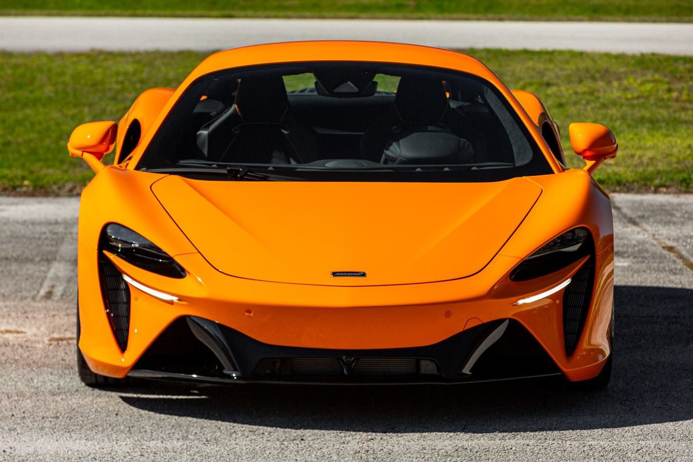 Used 2024 McLaren Artura RWD image 14
