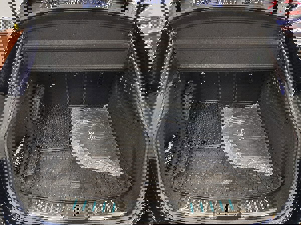 Used 2021 Jaguar F-PACE SVR image 46