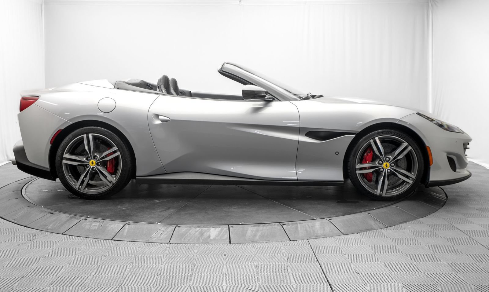 Used 2019 Ferrari Portofino RWD image 8