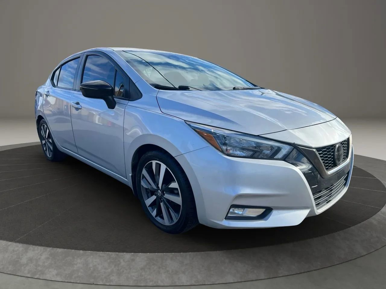 Used 2020 Nissan Versa SR image 3