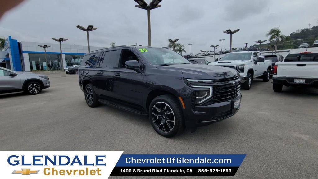 Certified 2025 Chevrolet Suburban RST image 2