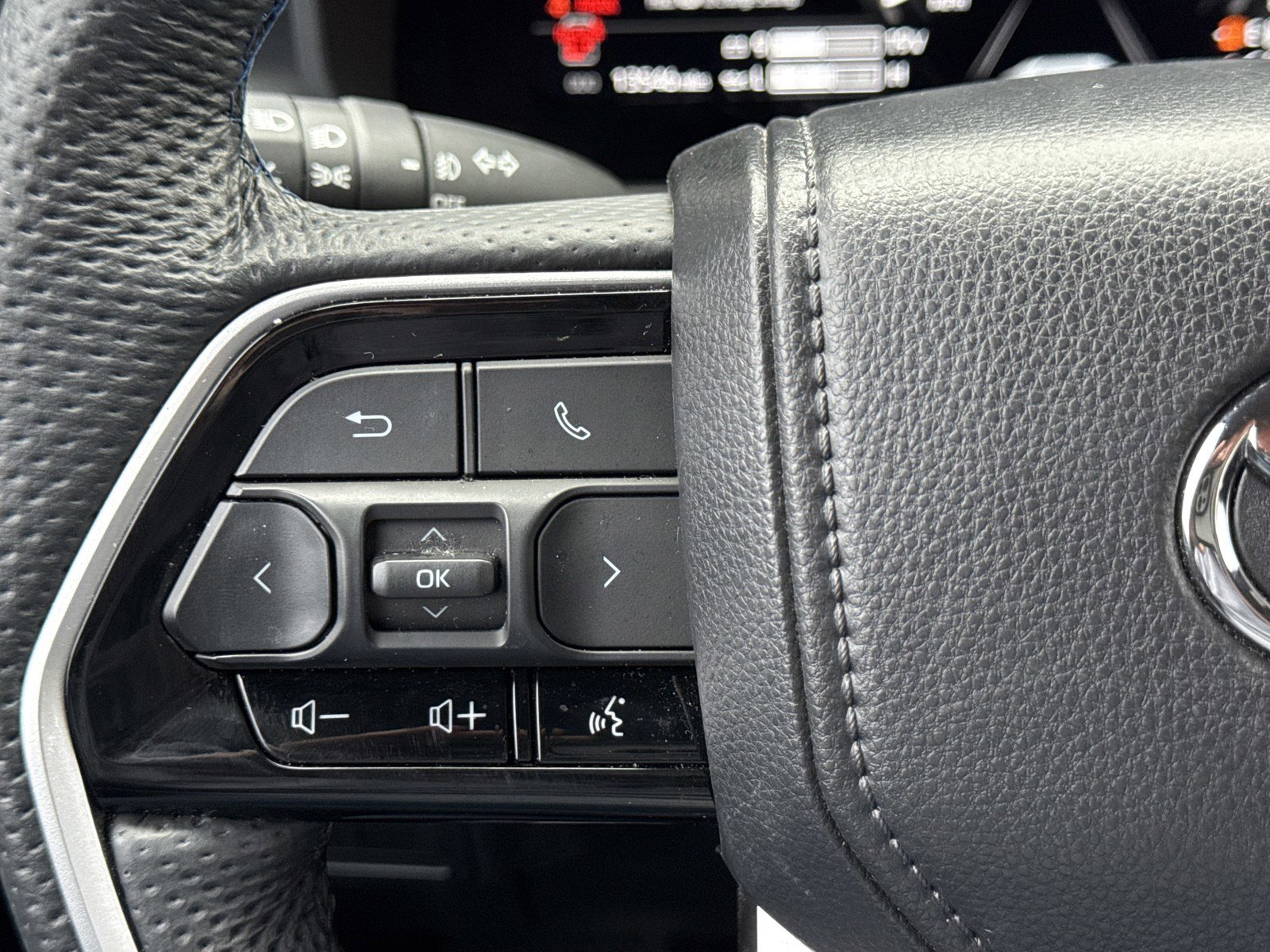 Used 2025 Toyota Sequoia Platinum image 25