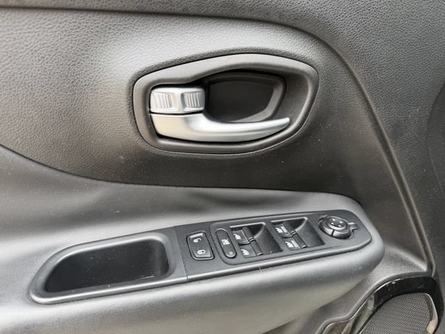 Used 2018 Jeep Renegade Altitude FWD image 11
