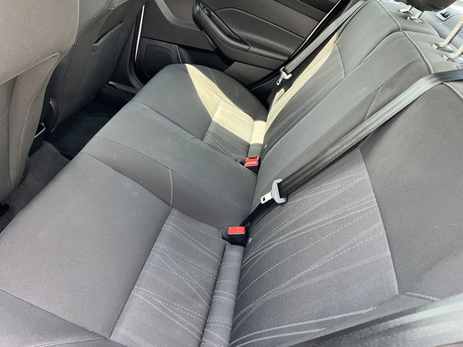 Used 2018 Ford Focus SE w/ SE Appearance Package image 9