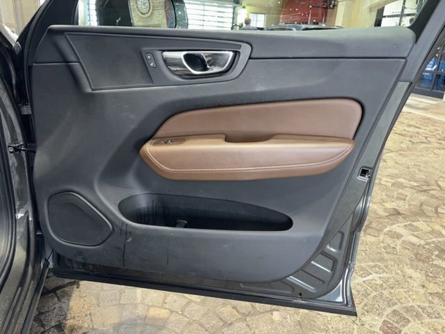 Used 2018 Volvo XC60 T5 Momentum w/ Vision Package image 21