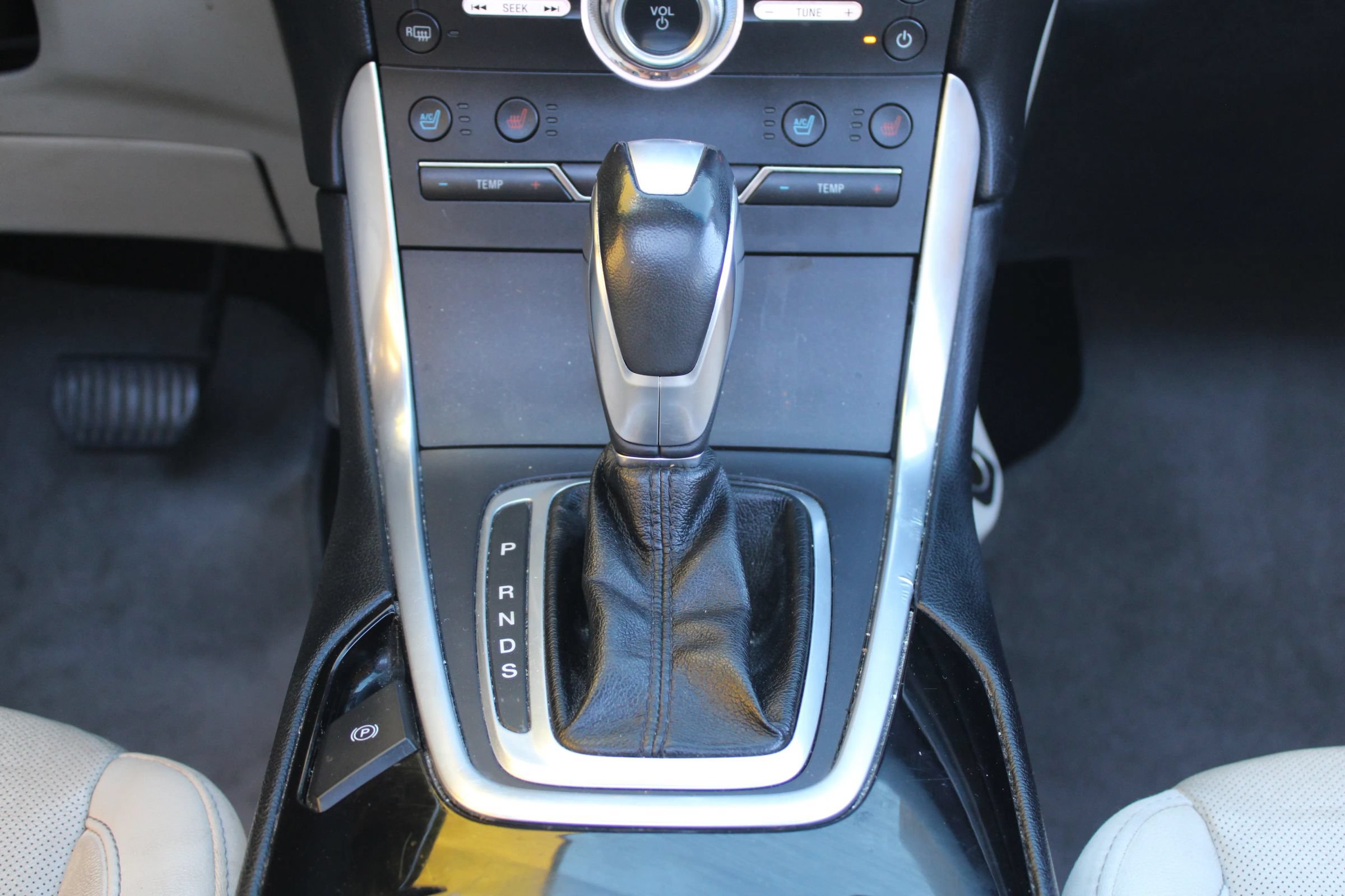 Used 2018 Ford Edge Titanium w/ Equipment Group 301A FWD image 15
