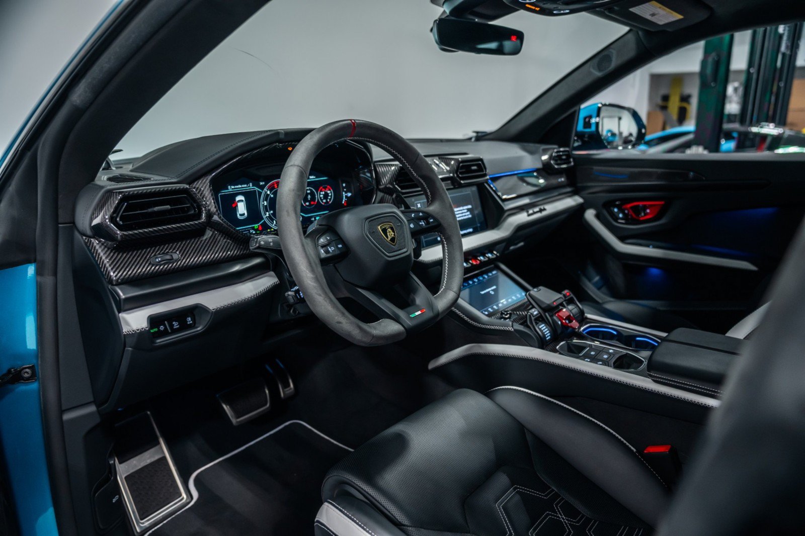 Used 2025 Lamborghini Urus SE AWD/4WD image 9