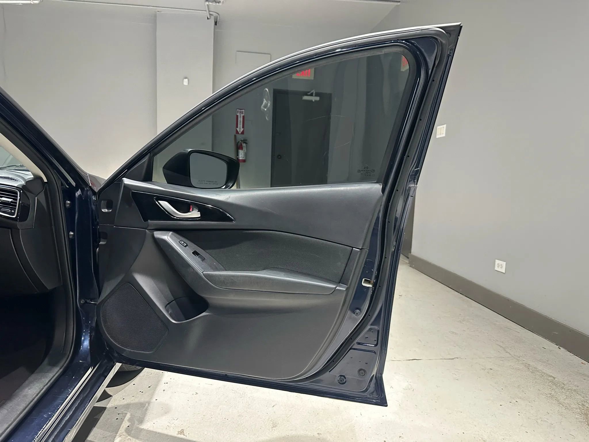 Used 2016 MAZDA MAZDA3 i Sport image 23