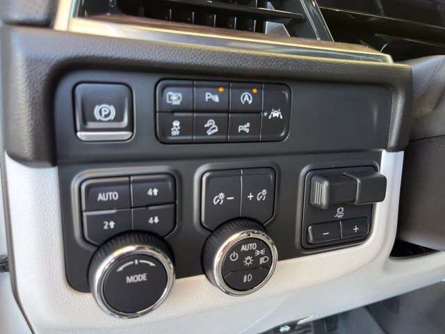 Used 2025 Chevrolet Suburban Premier AWD/4WD image 17