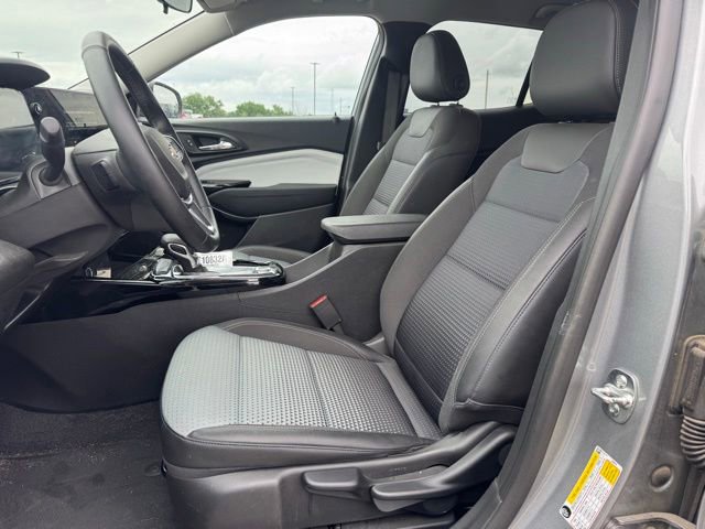 Used 2025 Chevrolet Trax LT w/ LT Convenience Package FWD image 10