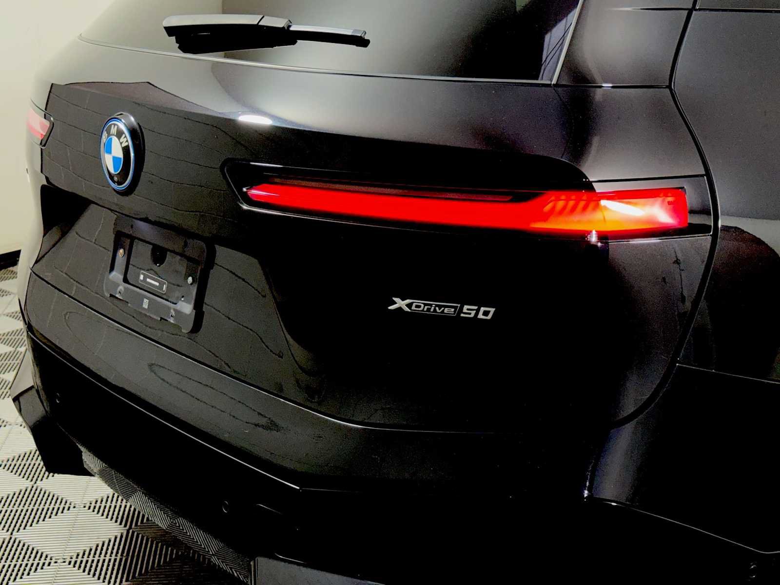 Used 2024 BMW iX xDrive50 w/ Premium Package AWD/4WD image 28