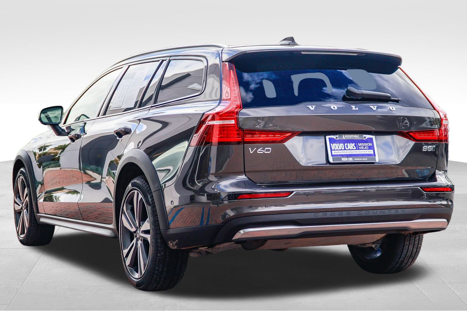 Used 2025 Volvo V60 B5 Cross Country Plus image 5