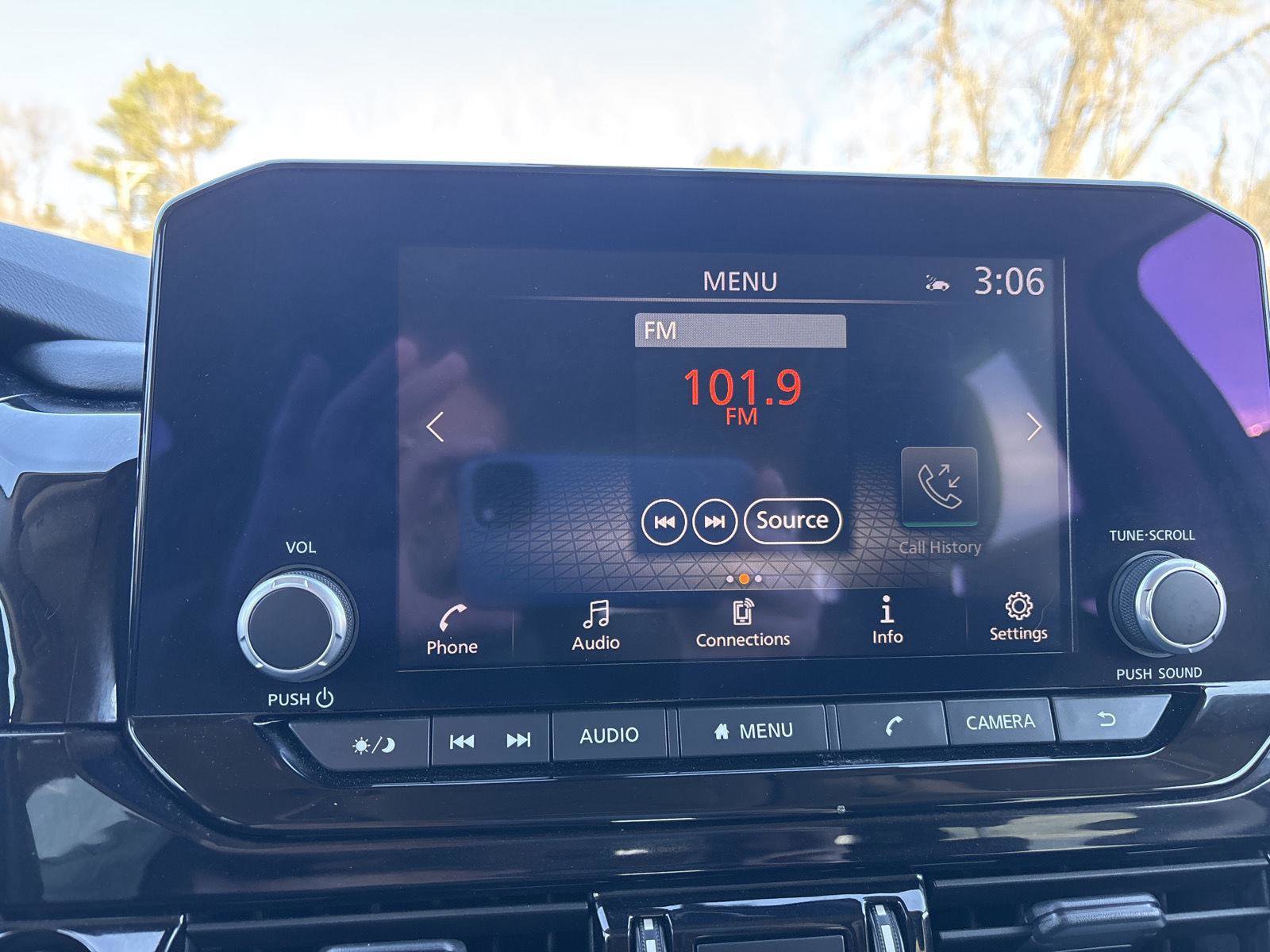 Used 2025 Nissan Pathfinder SV image 38