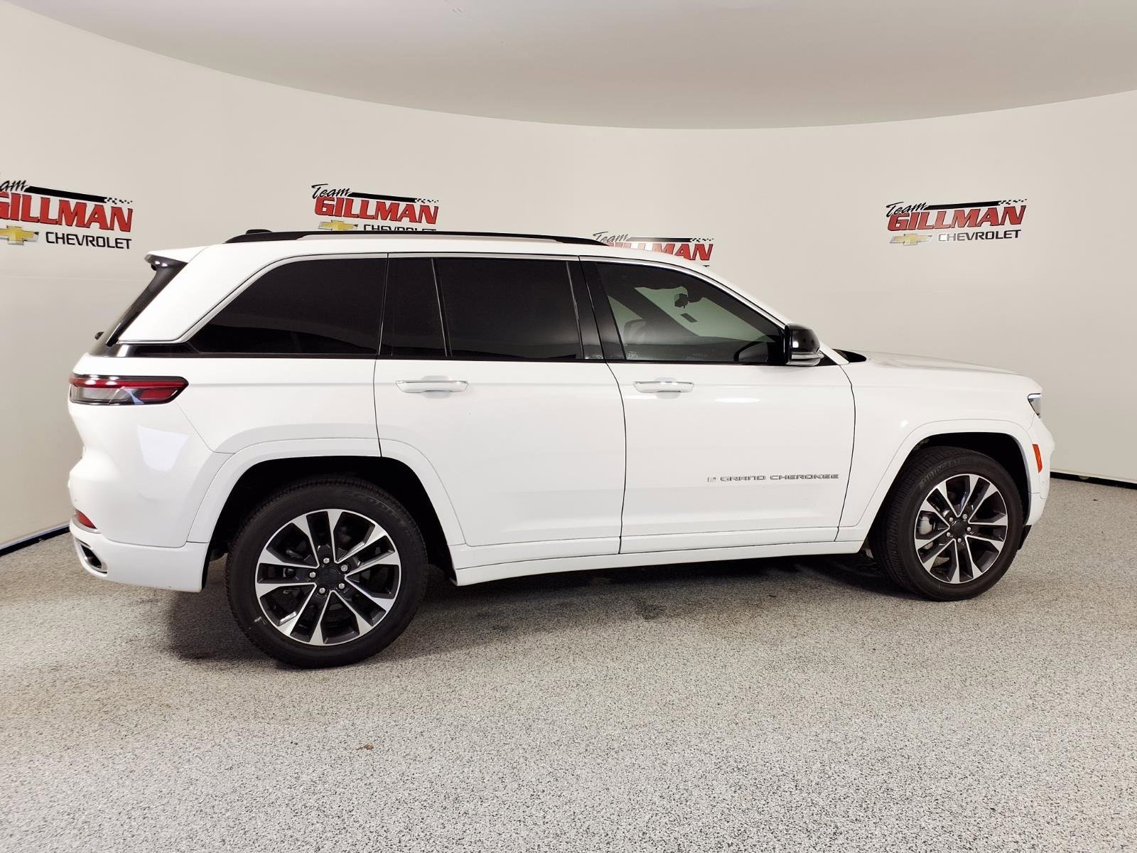 Used 2024 Jeep Grand Cherokee Overland w/ Luxury Tech Group IV image 8