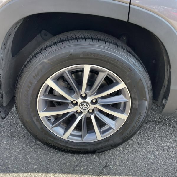 Used 2019 Toyota Highlander XLE AWD/4WD image 37