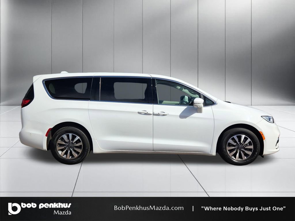 Used 2022 Chrysler Pacifica Touring-L w/ Uconnect Theater Family Group image 24