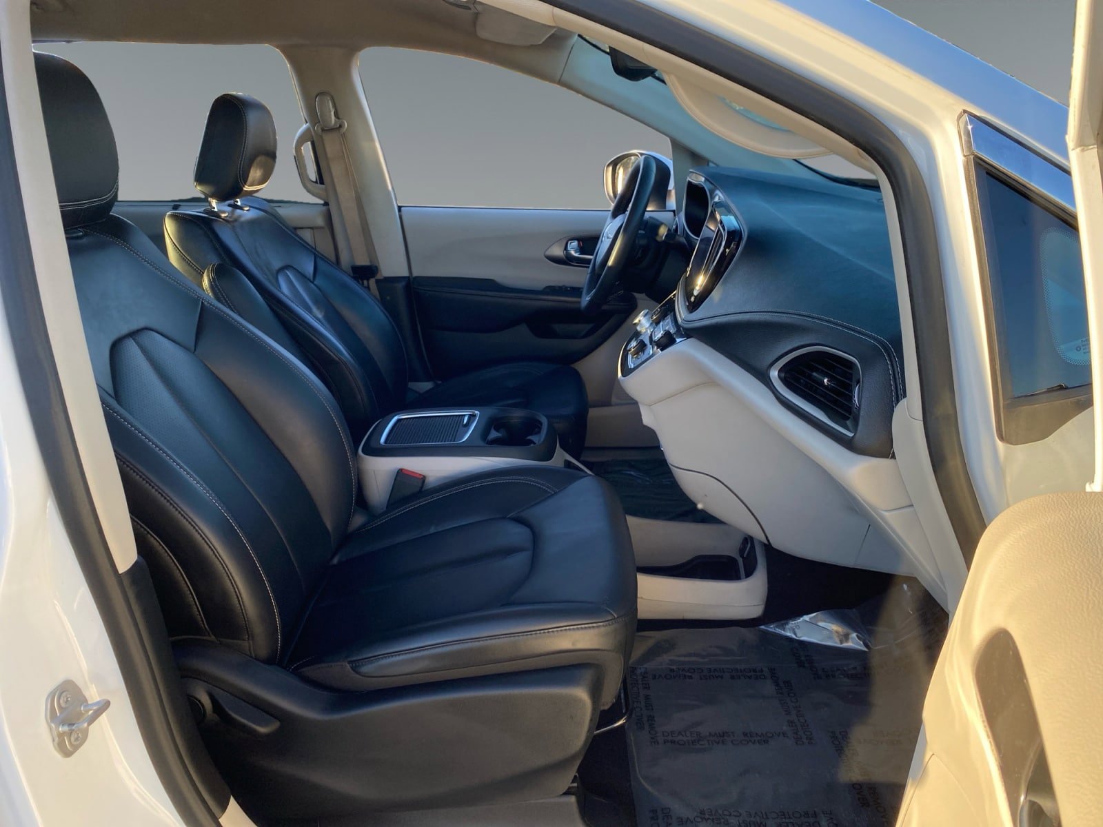Used 2023 Chrysler Pacifica Touring-L FWD image 15
