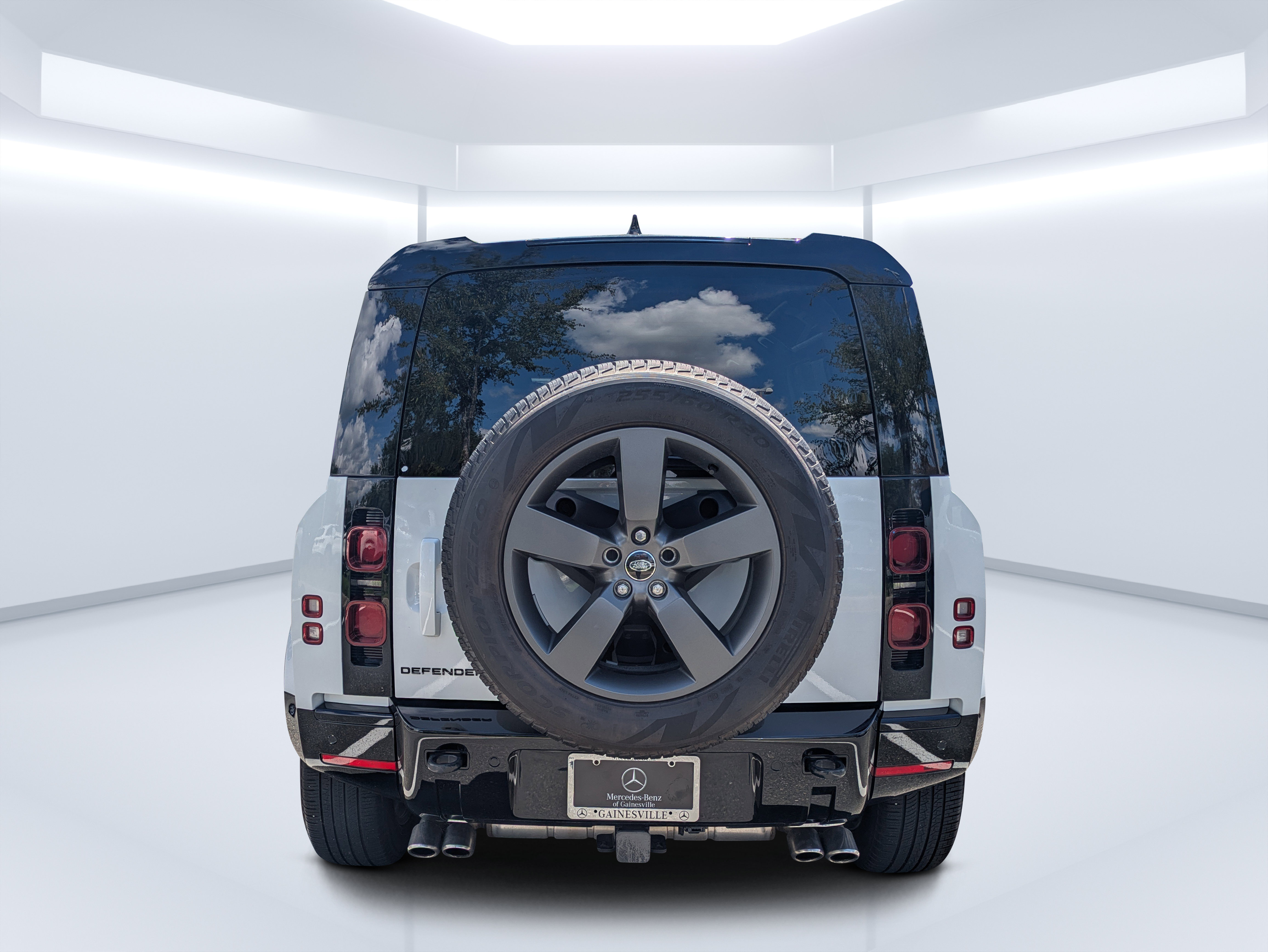 Used 2025 Land Rover Defender 110 X-Dynamic SE AWD/4WD image 4