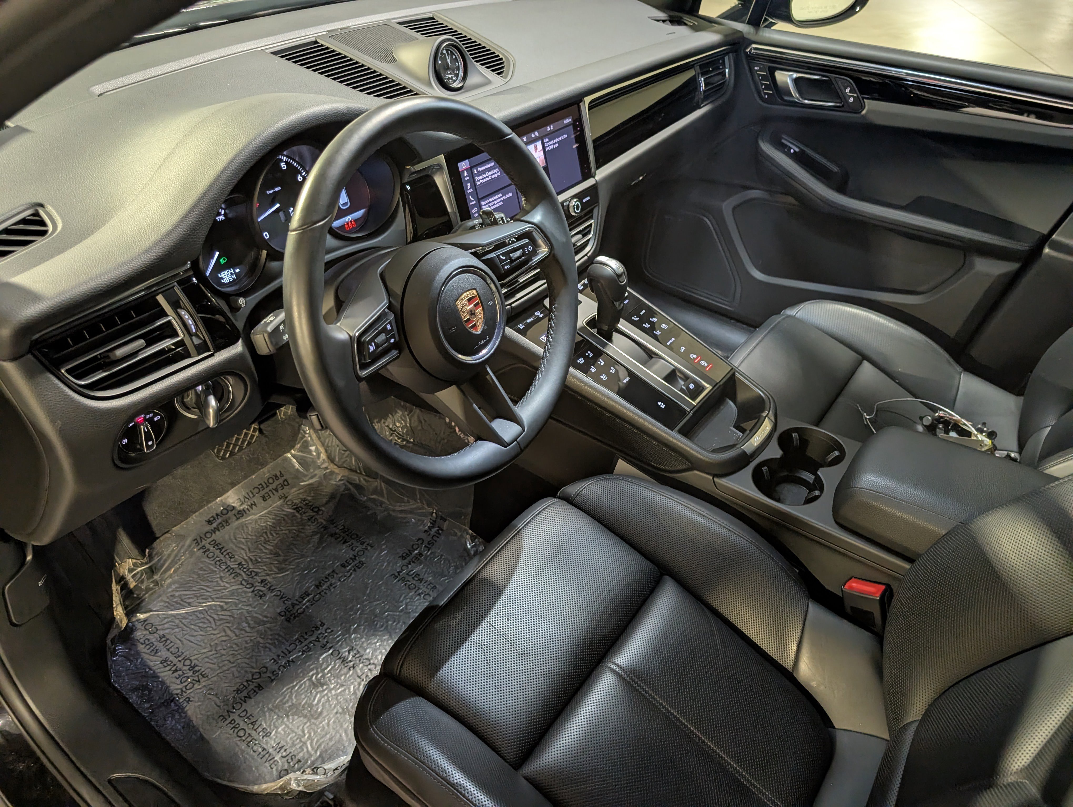 Certified 2025 Porsche Macan image 4