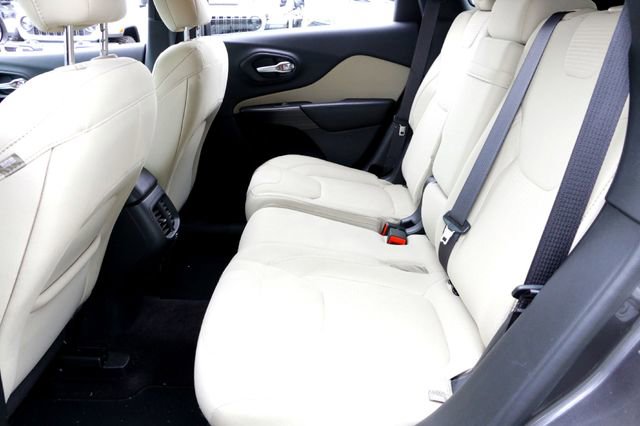 Used 2016 Jeep Cherokee Latitude w/ Comfort/Convenience Group FWD image 23