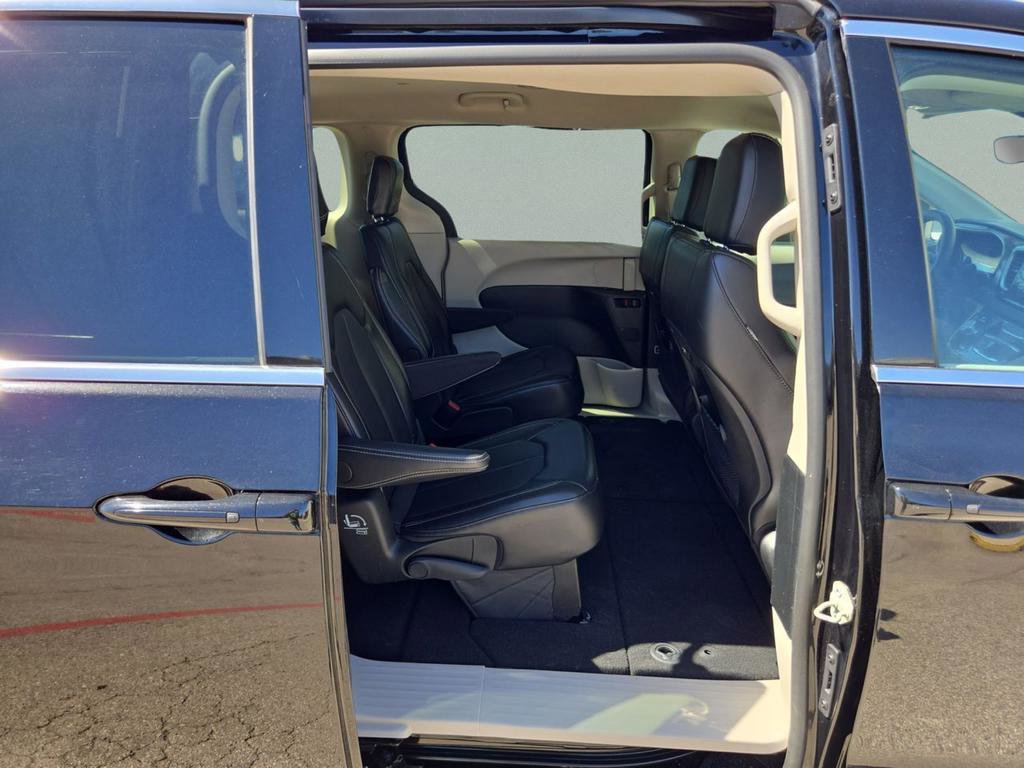 Used 2024 Chrysler Pacifica Touring-L image 25