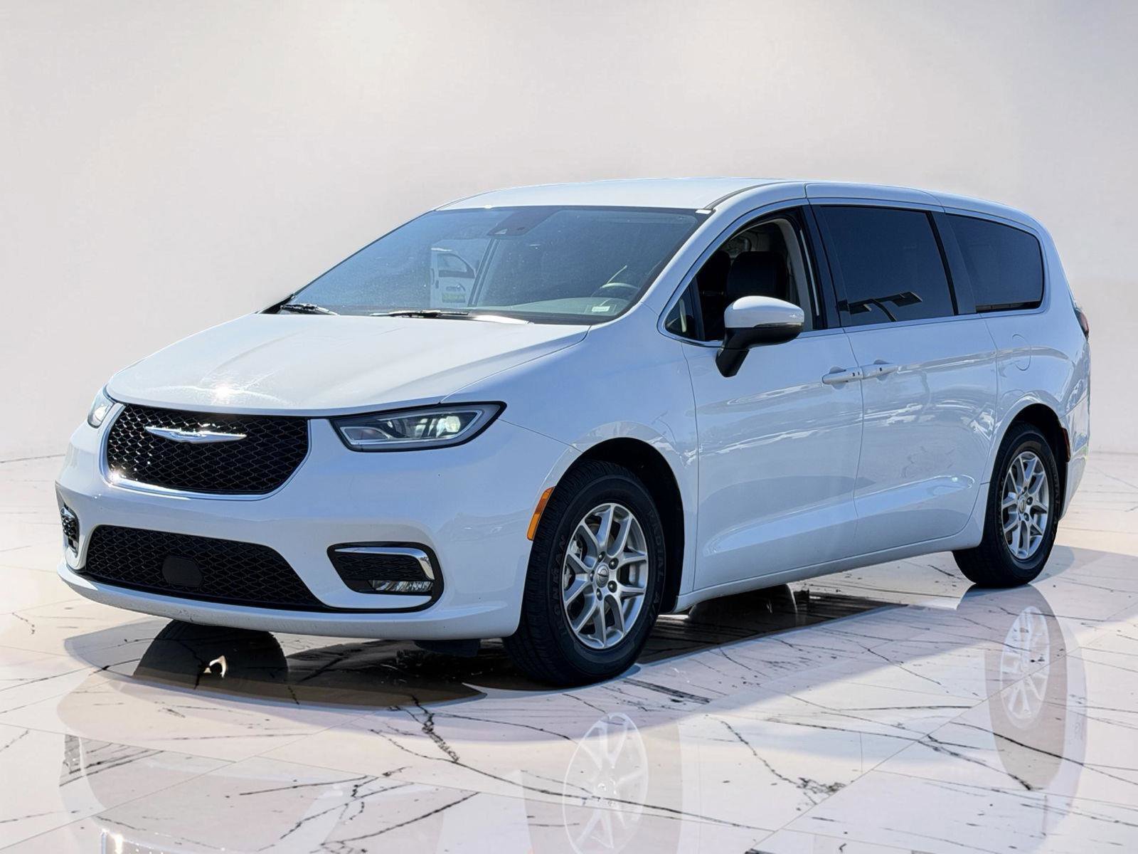 Used 2023 Chrysler Pacifica Touring-L image 4