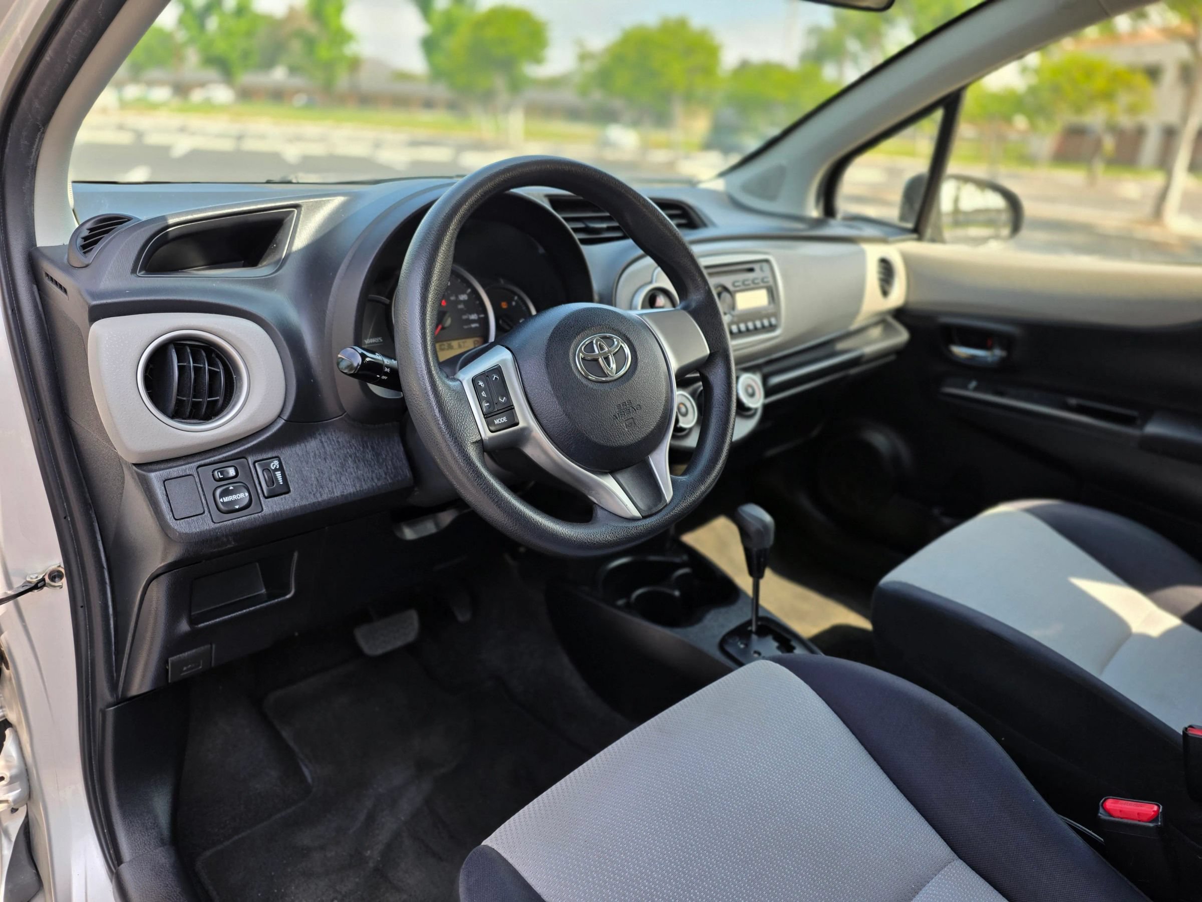 Used 2013 Toyota Yaris LE FWD image 17