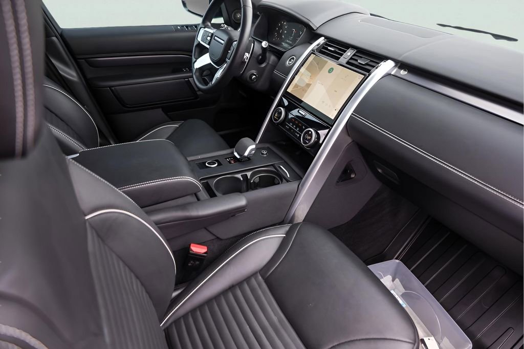 Used 2024 Land Rover Discovery Metropolitan Edition image 34