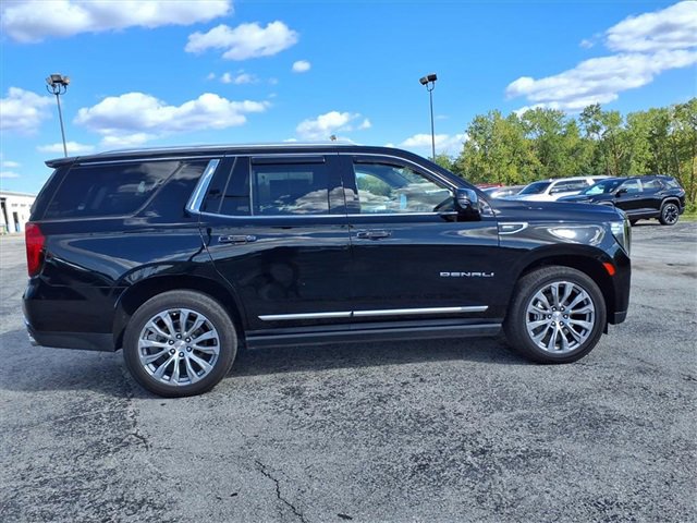 Used 2021 GMC Yukon Denali w/ Denali Premium Package image 9