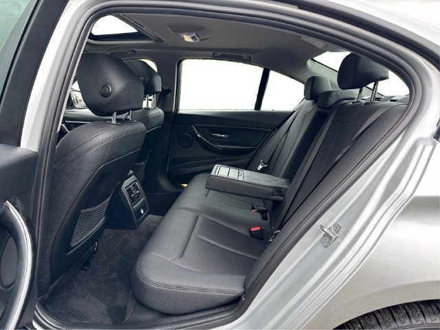 Used 2018 BMW 320i xDrive Sedan AWD/4WD image 11