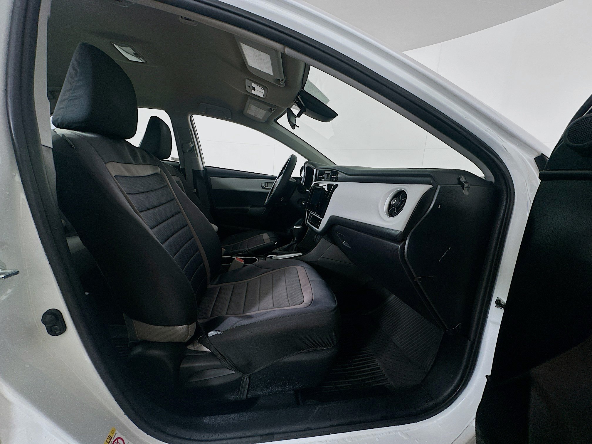 Used 2017 Toyota Corolla LE FWD image 29