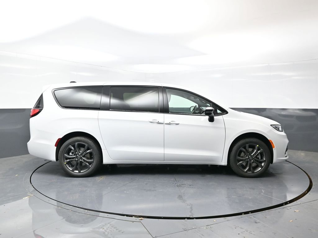 New 2026 Chrysler Pacifica Select image 2