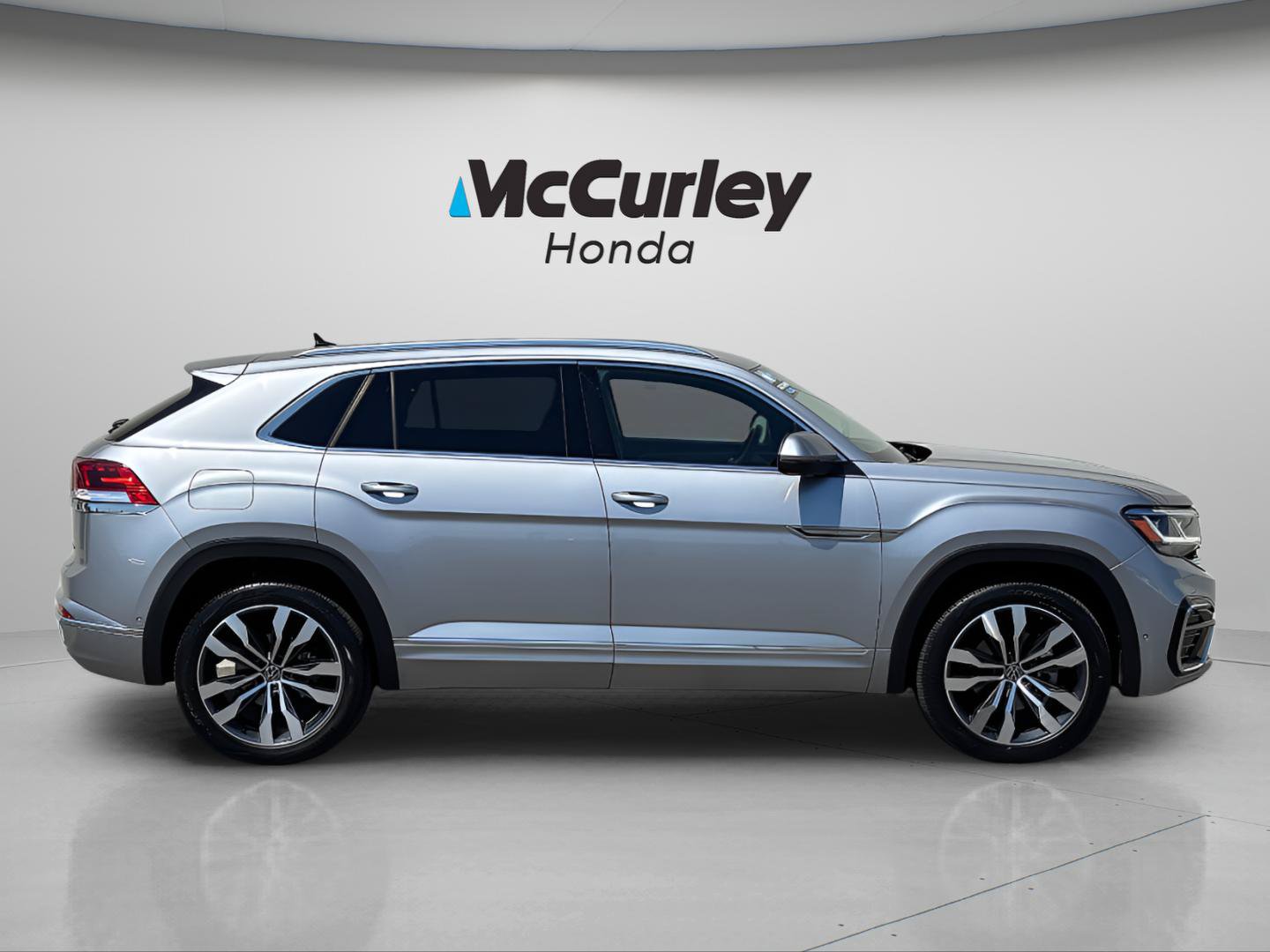 Used 2023 Volkswagen Atlas Cross Sport SEL Premium R-Line AWD/4WD image 2