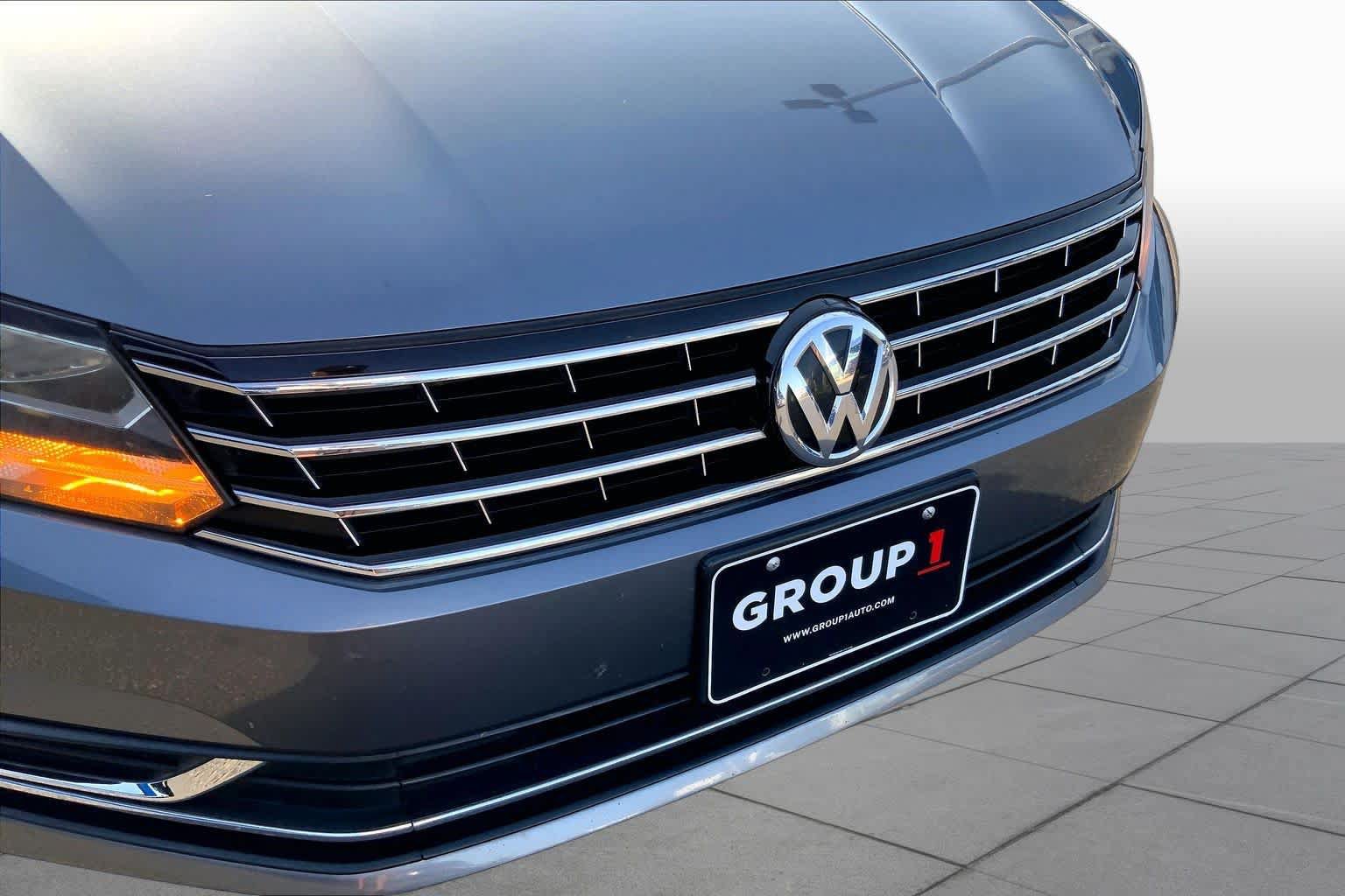 Used 2018 Volkswagen Passat 2.0T S FWD image 30