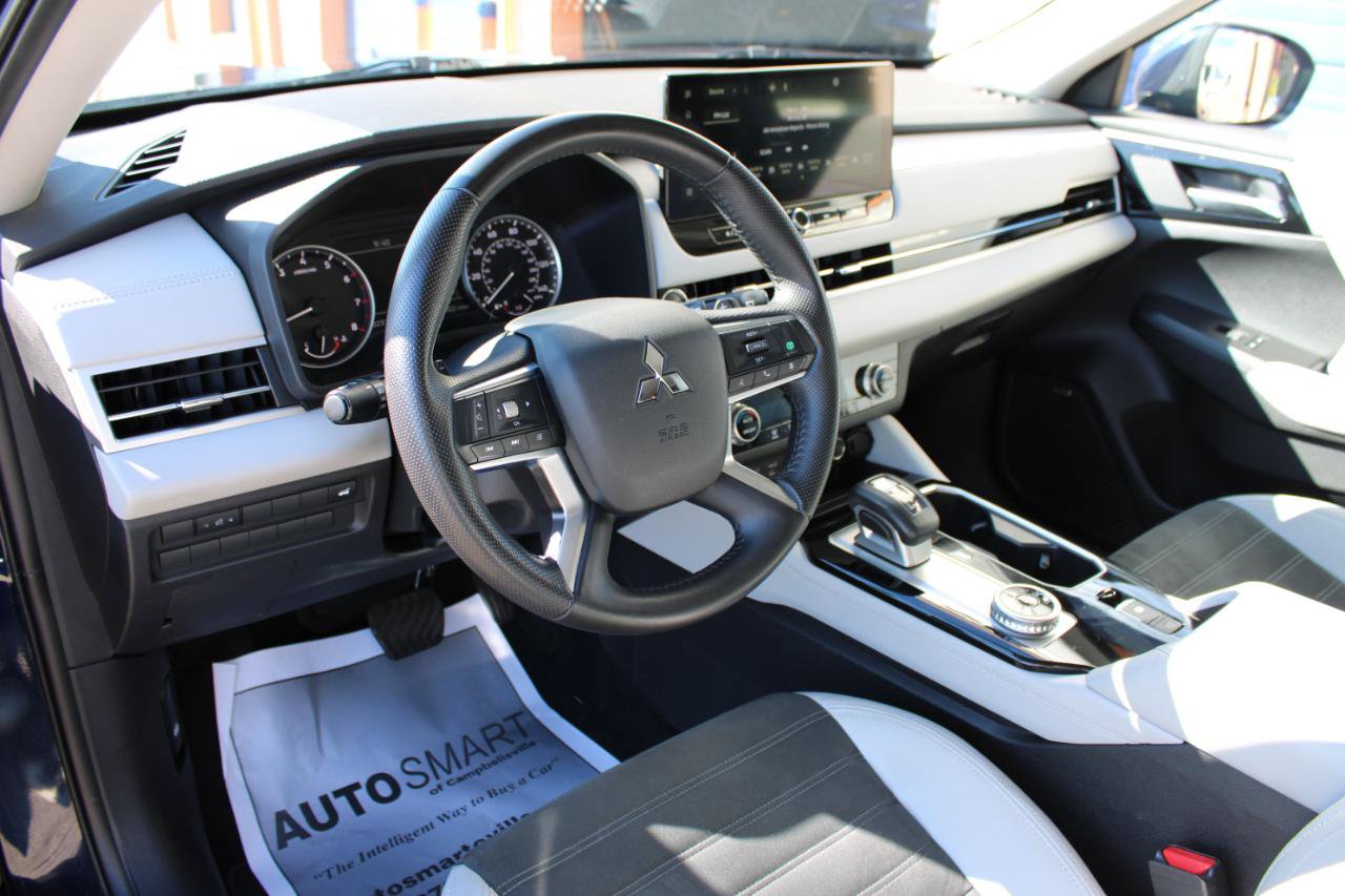Used 2025 Mitsubishi Outlander SE FWD image 14