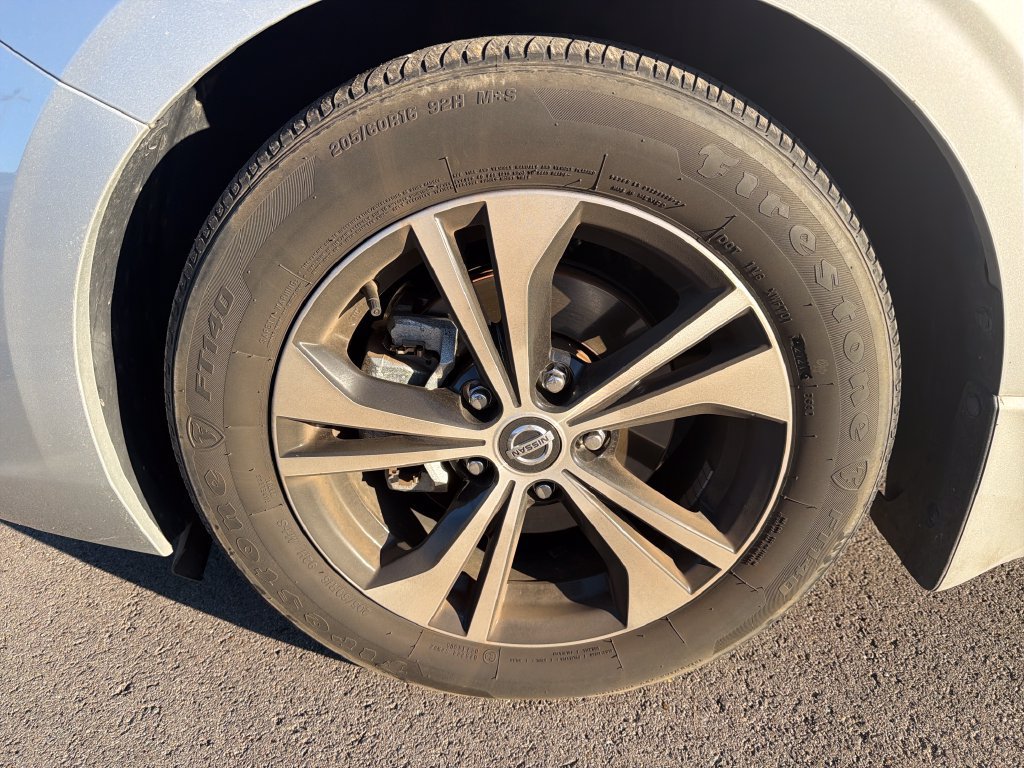 Used 2022 Nissan Sentra SV FWD image 2