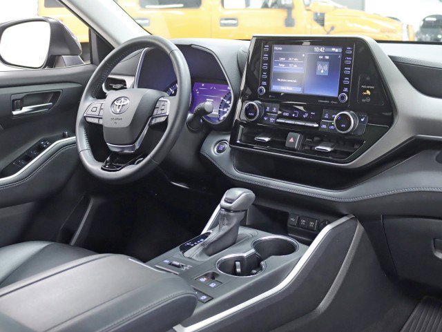 Used 2020 Toyota Highlander XLE AWD/4WD image 27