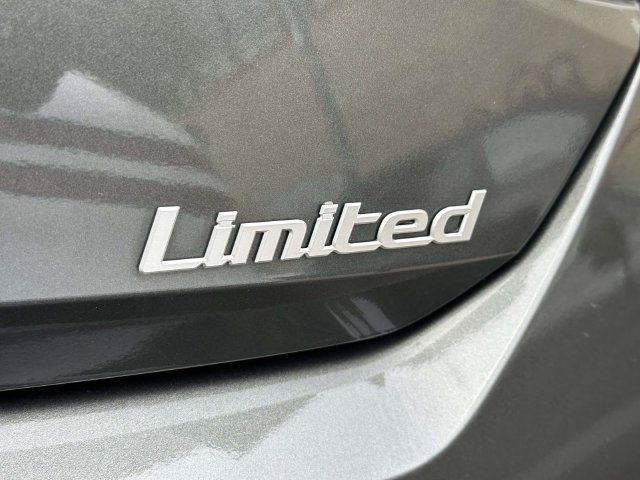 Used 2025 Hyundai Elantra Limited FWD image 15