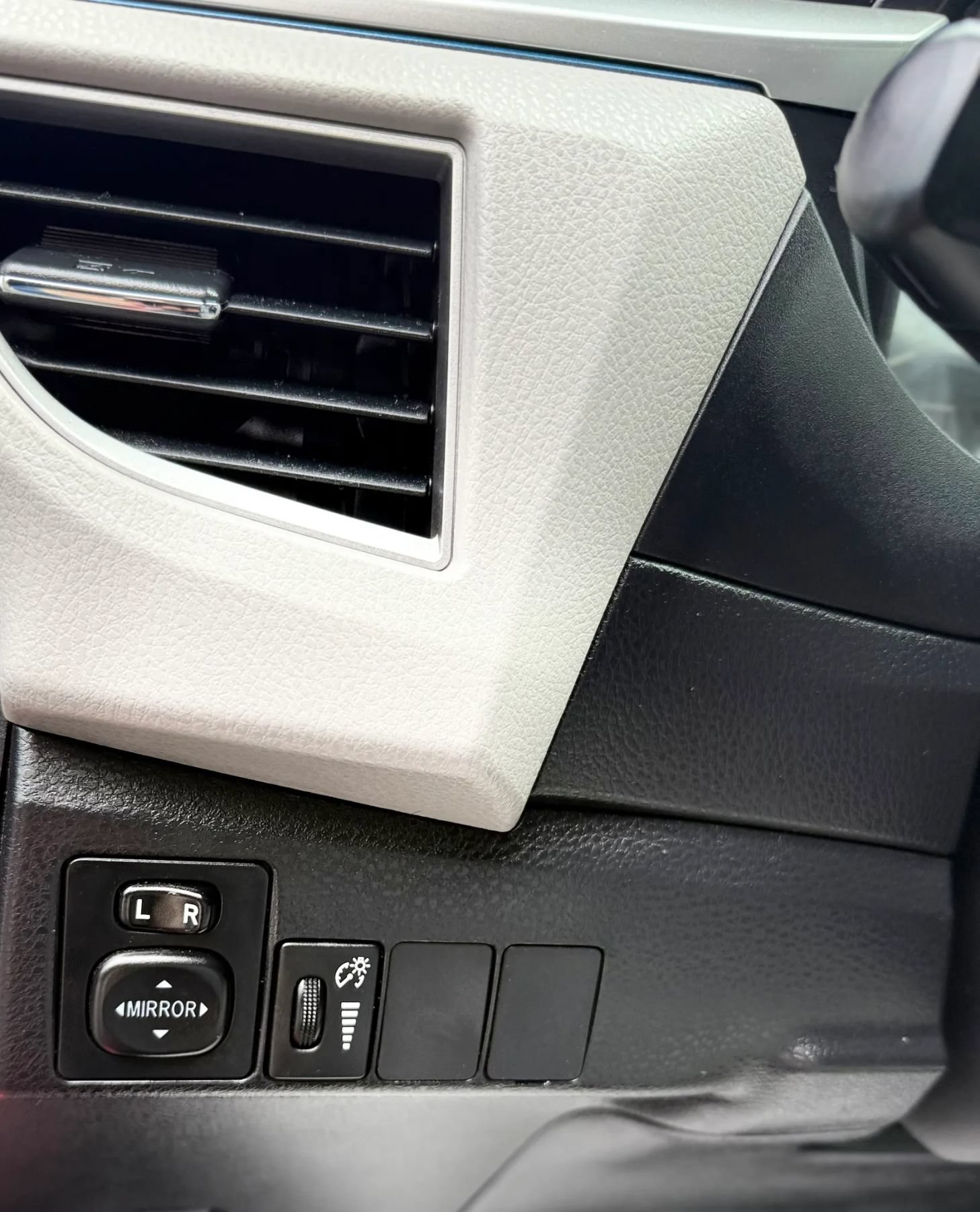 Used 2015 Toyota Corolla LE FWD image 21