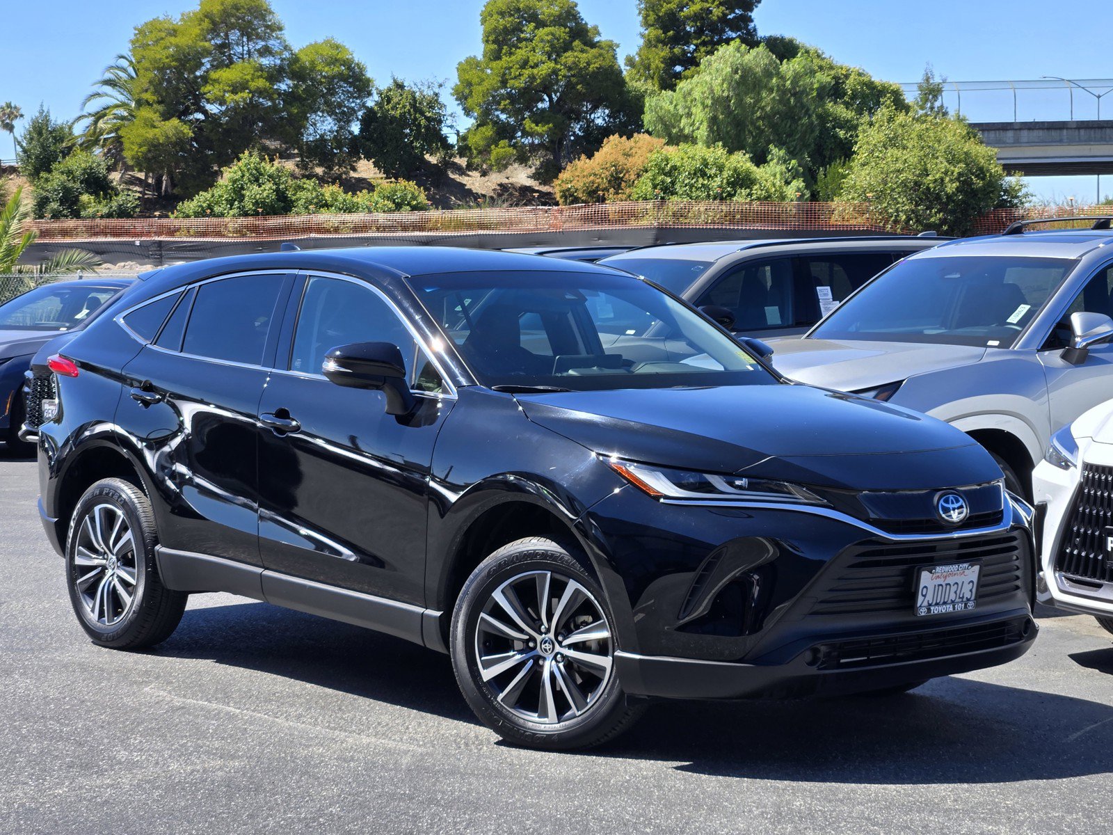 Used 2023 Toyota Venza LE AWD/4WD image 2