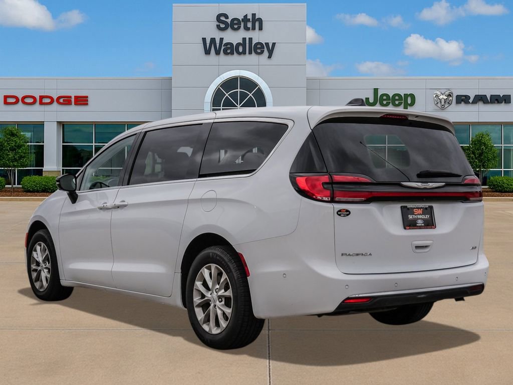 Used 2024 Chrysler Pacifica Touring-L image 5