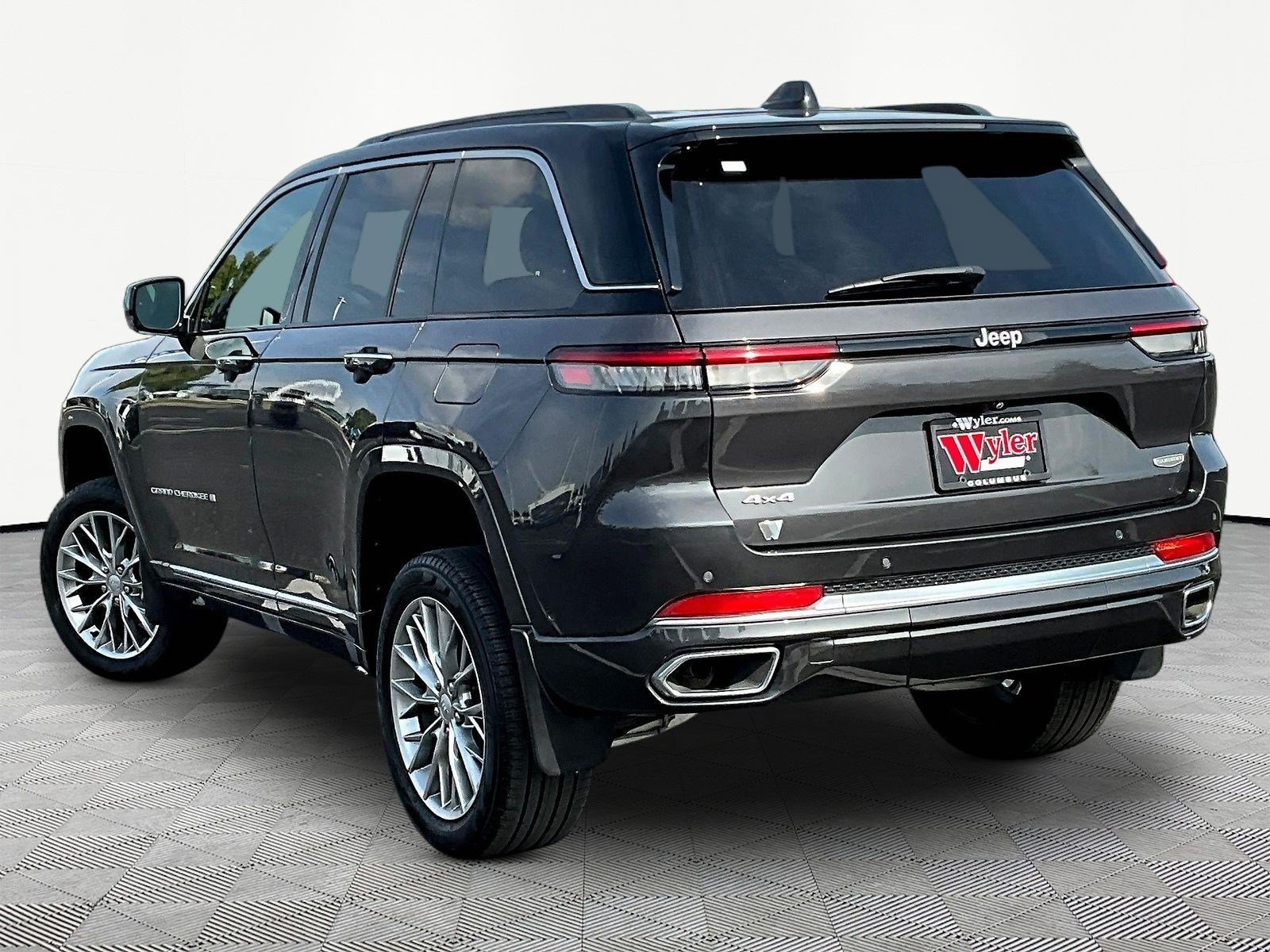 Used 2025 Jeep Grand Cherokee Summit w/ MOPAR Finishing Package AWD/4WD image 4