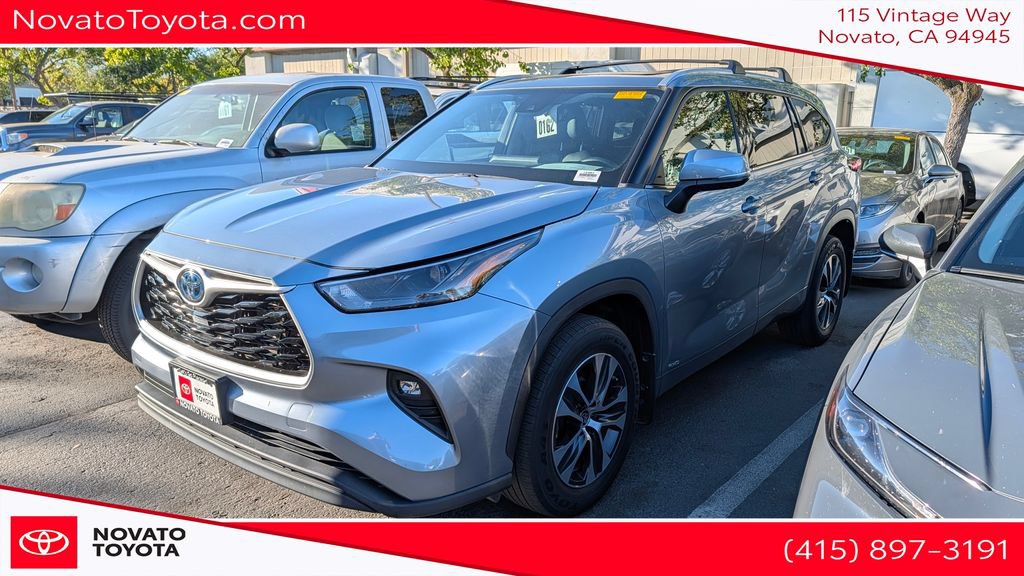 Used 2022 Toyota Highlander XLE AWD/4WD image 1
